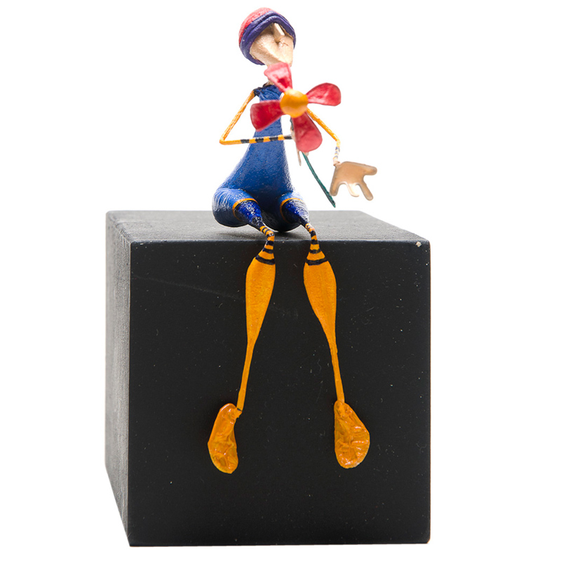 Figura Artesanal Regalando una Flor