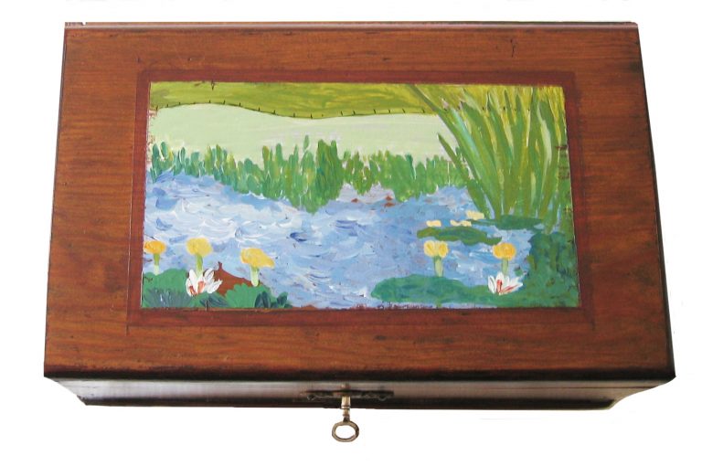 Caja Antigua Pintada a Mano Representando una Laguna