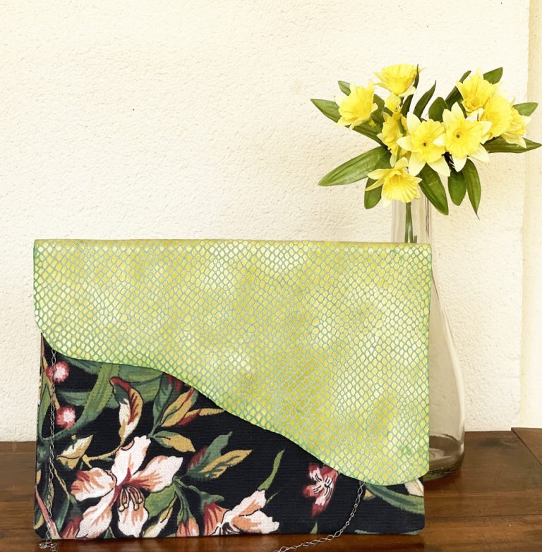 Bolso Cartera de Mano con Solapa de Piel Modelo OLA Flor Bignonia