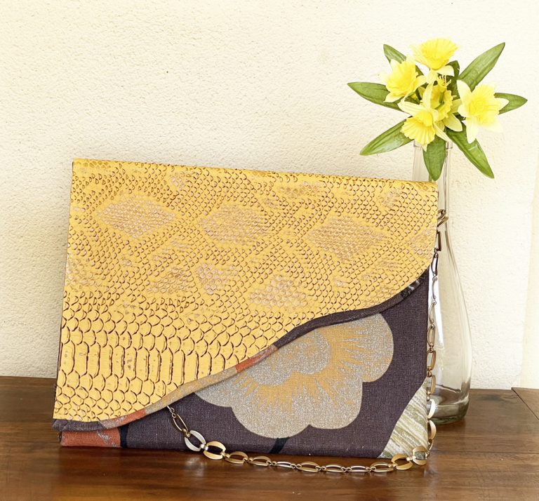 Bolso Cartera de Mano Colección Ola. Flor Marrón. Pieza única.