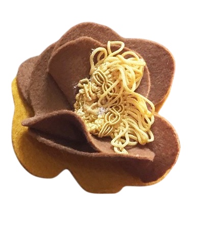 Broche de fieltro con forma de flor